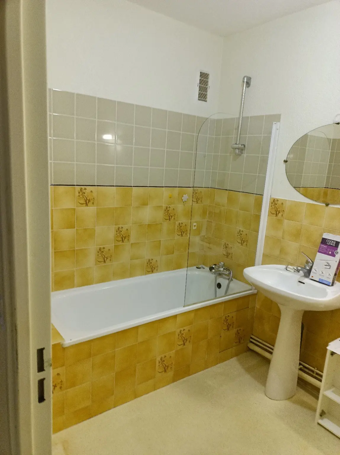 Salle de bain existante avec ancienne baignoire