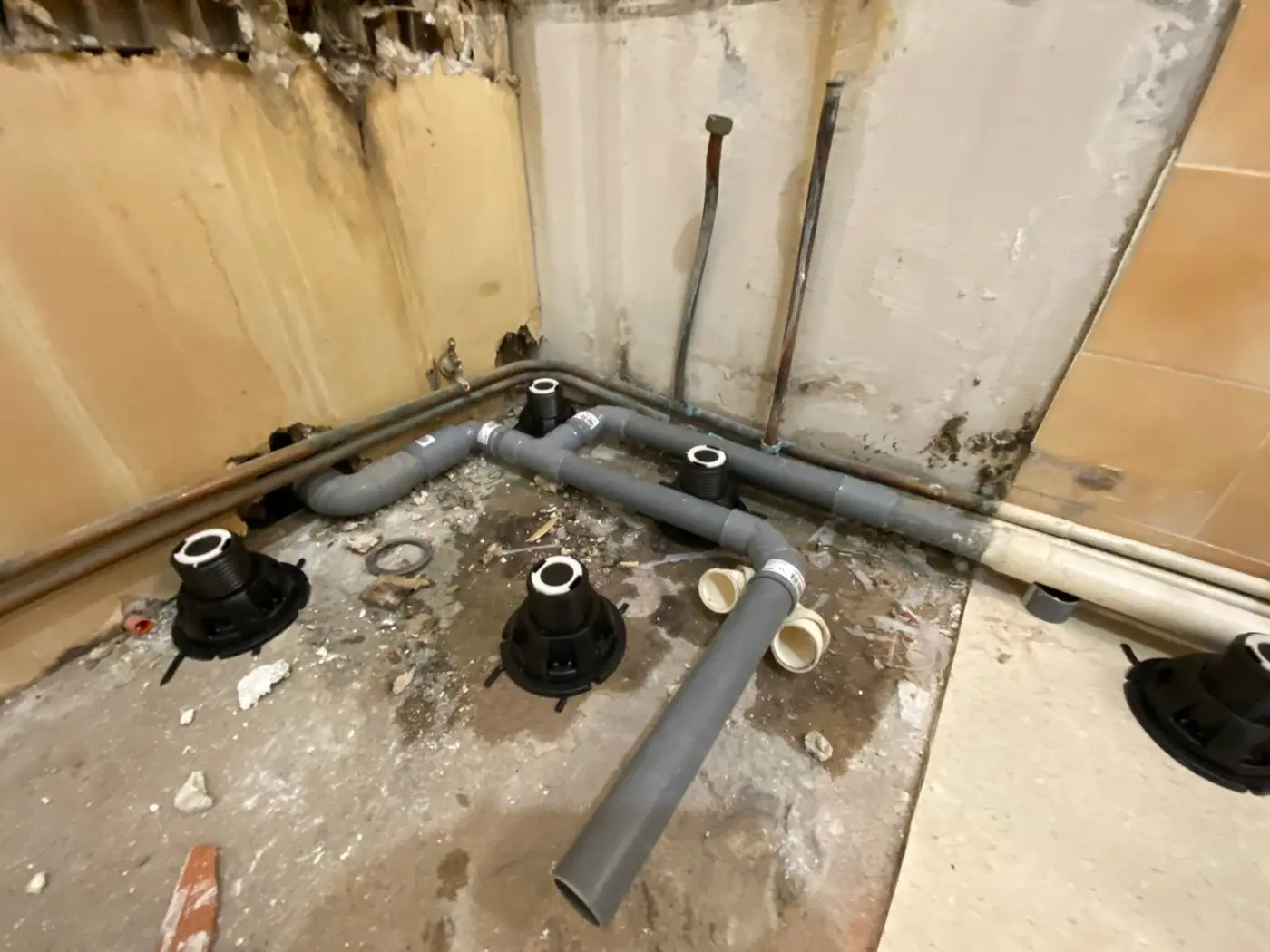 Reprise de réseaux de plomberie pendant un chantier