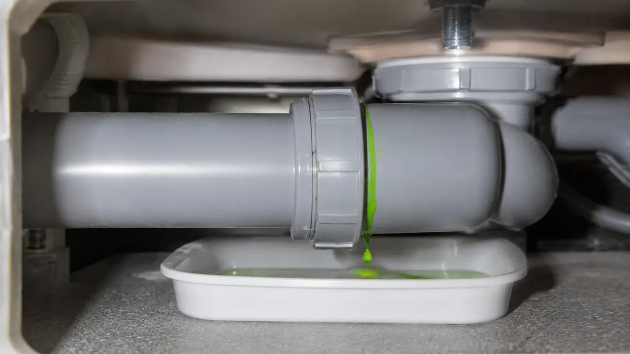 Produit traçant fluorescent révélant une fuite sur une évacuation